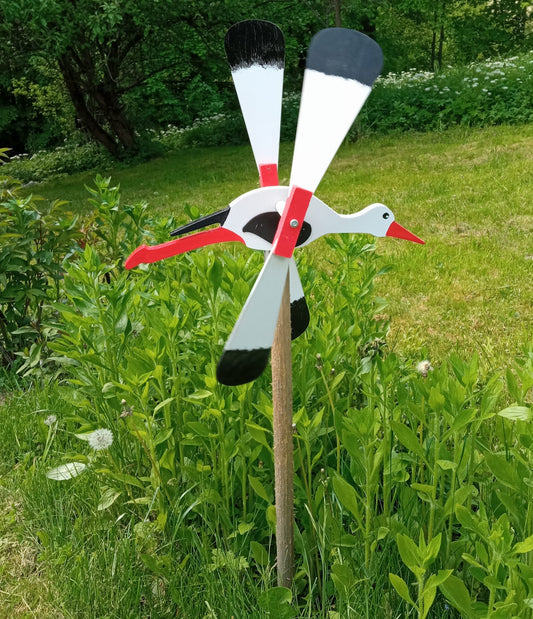 Drewniany wiatrak ogrodowy w kształcie bociana, 47 cm wysokości – estetyczna ozdoba ogrodu oraz praktyczny odstraszacz ptaków, wykonany z naturalnego drewna.