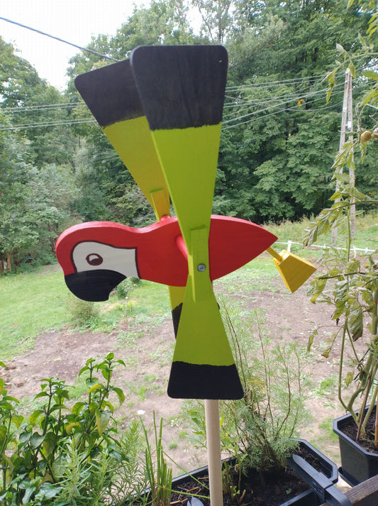 Drewniany wiatrak ogrodowy „Papuga” – efektowna, kolorowa dekoracja do ogrodu oraz praktyczny odstraszacz ptaków.