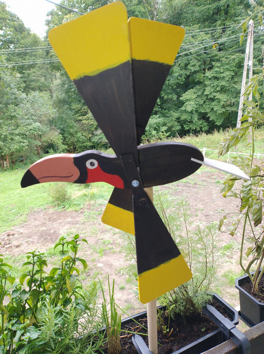 Drewniany wiatrak ogrodowy „Tukan” 47 cm – duża, kolorowa ozdoba ogrodowa pełniąca funkcję praktycznego odstraszacza ptaków.