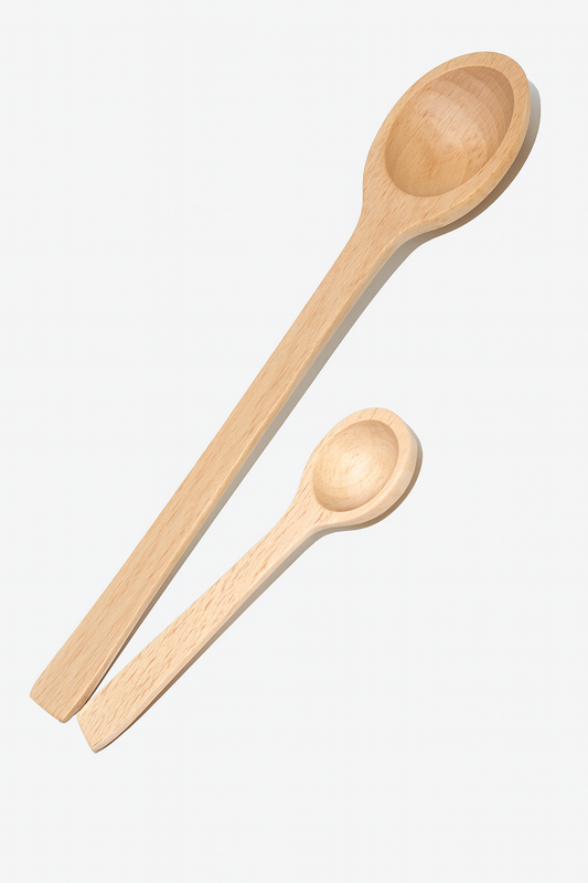 Dwa drewniane czerpaki z rączką na białym tle – Chłopcy z Rancza / Ranch Boys