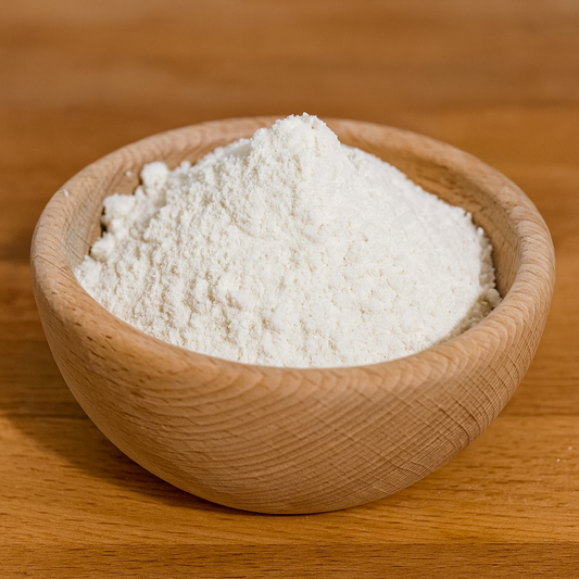 Drewniana miska z parzonego buka wypełniona mąką – naturalny dodatek w kuchni | 12 cm | Chłopcy z Rancza