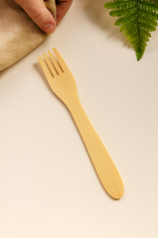 Drewniany widelec kuchenny z buku na beżowym tle – naturalny, ekologiczny i ręcznie wykonany, idealny do codziennego gotowania.