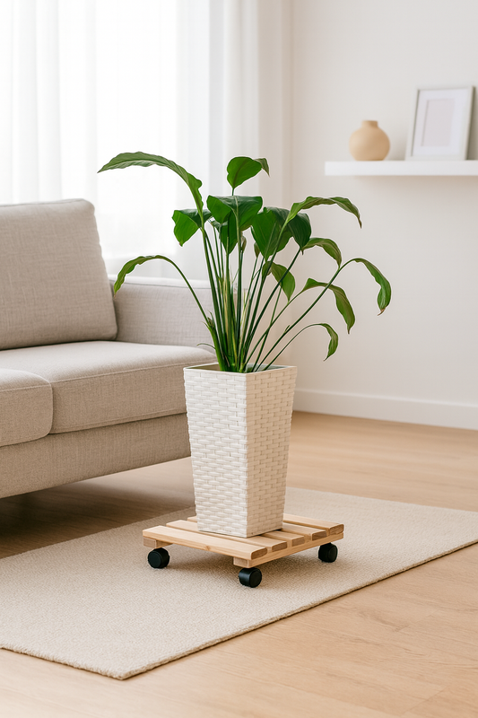 Mobilna drewniana podstawka pod doniczkę z rośliną w białej donicy – elegancki akcent w jasnym, nowoczesnym salonie z drewnianą podłogą i naturalnym oświetleniem