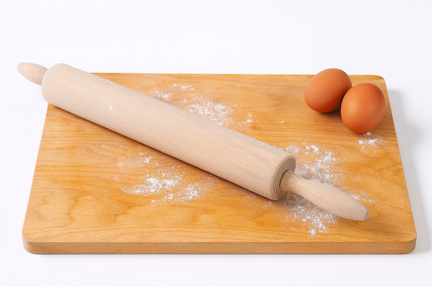 Drewniany wałek kuchenny do ciasta z wygodnymi rączkami, leżący na oprószonej mąką stolnicy obok dwóch jajek – naturalne światło, ciepłe barwy, styl rustykalny. Produkt marki Chłopcy z Rancza.