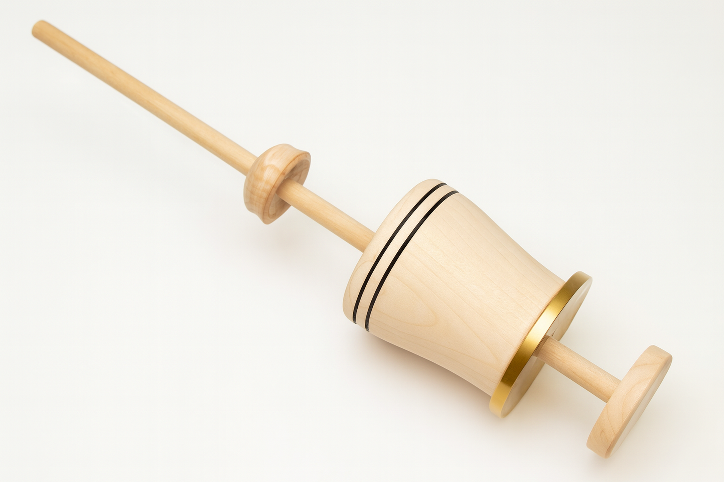 Drewniany mieszadło do maselnicy – tradycyjny element ręcznej produkcji masła, wykonany z jasnego drewna z ozdobnymi czarnymi pierścieniami i metalowym pierścieniem ozdobnym.