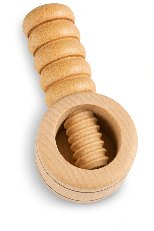 Naturalny drewniany dziadek do orzechów śrubowy, prezentowany na białym tle, otoczony całymi i połówkami orzechów włoskich – produkt ekologiczny Chłopcy z Rancza / Ranch Boys.