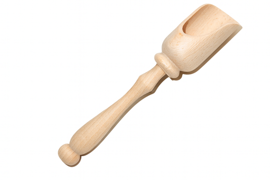 Czerpak drewniany z rączką do przypraw na białym tle – Chłopcy z Rancza / Ranch Boys