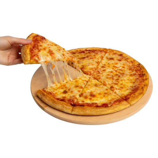 Drewniana deska do serwowania pizzy o średnicy 45 cm, na której leży gorąca pizza serowa. Ręka unosi jeden trójkątny kawałek, a z jego krawędzi ciągnie się roztopiony ser. Produkt Chłopcy z Rancza, zdjęcie na białym tle.