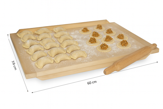 Stolnica drewniana do lepienia pierogów – na jednej połowie gotowe pierogi, na drugiej krążki z farszem do zawinięcia. Obok wałek do ciasta, całość lekko oprószona mąką – Chłopcy z Rancza.