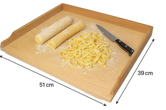 Stolnica drewniana do ciasta z rantem 51 × 39 cm – oprószona mąką, z rulonami ciasta na makaron i rozsypanym makaronem wstążkami, obok stalowy nóż kuchenny. Idealna do wyrabiania i krojenia domowego makaronu.