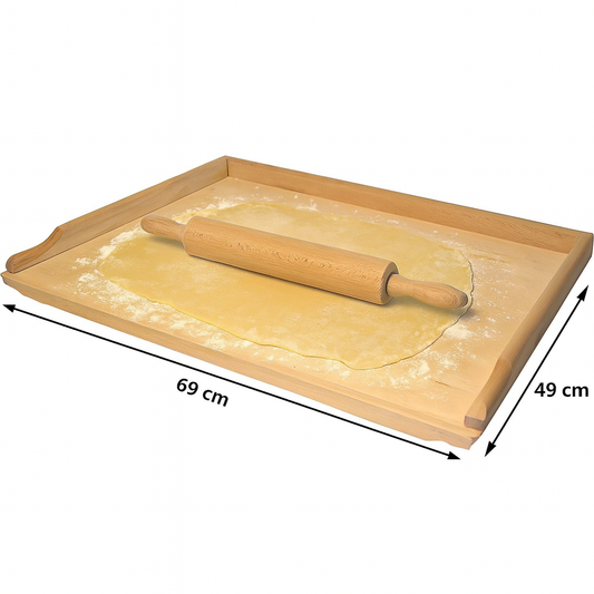 Stolnica drewniana do makaronu o wymiarach 69×49 cm – oprószona mąką, z rozwałkowanym ciastem i drewnianym wałkiem na wierzchu, widok z góry pod lekkim kątem, na białym tle – Chłopcy z Rancza.