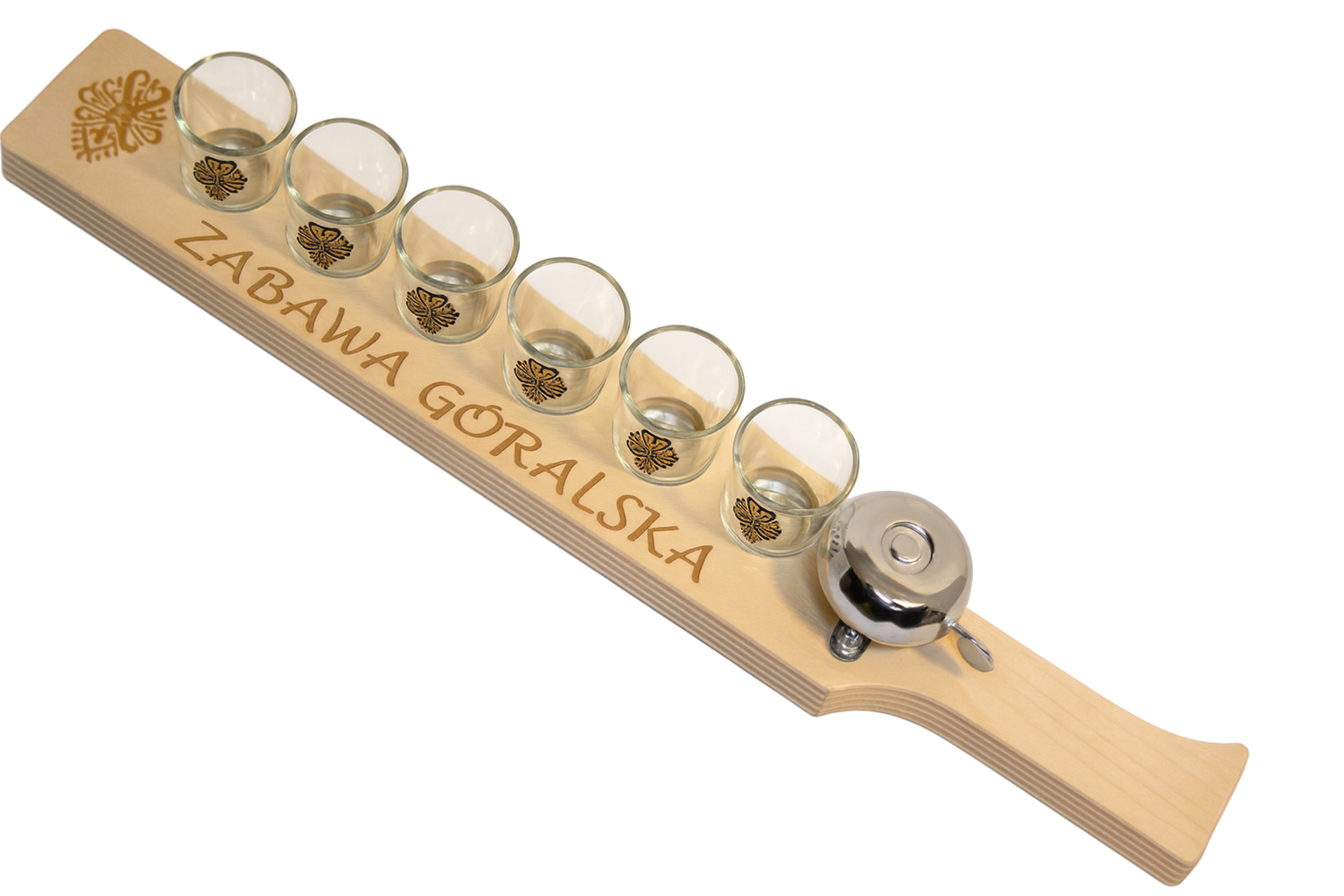 Drewniana deska barowa o długości 49 cm z sześcioma kieliszkami i metalowym dzwonkiem – idealna na imprezę w góralskim stylu.