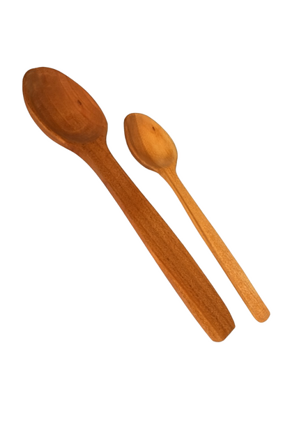 Elegancki zestaw dwóch łyżek kuchennych wykonanych z naturalnego drewna czereśniowego – idealny do codziennego gotowania i serwowania potraw, prezentujący ciepły, naturalny odcień drewna na białym tle.