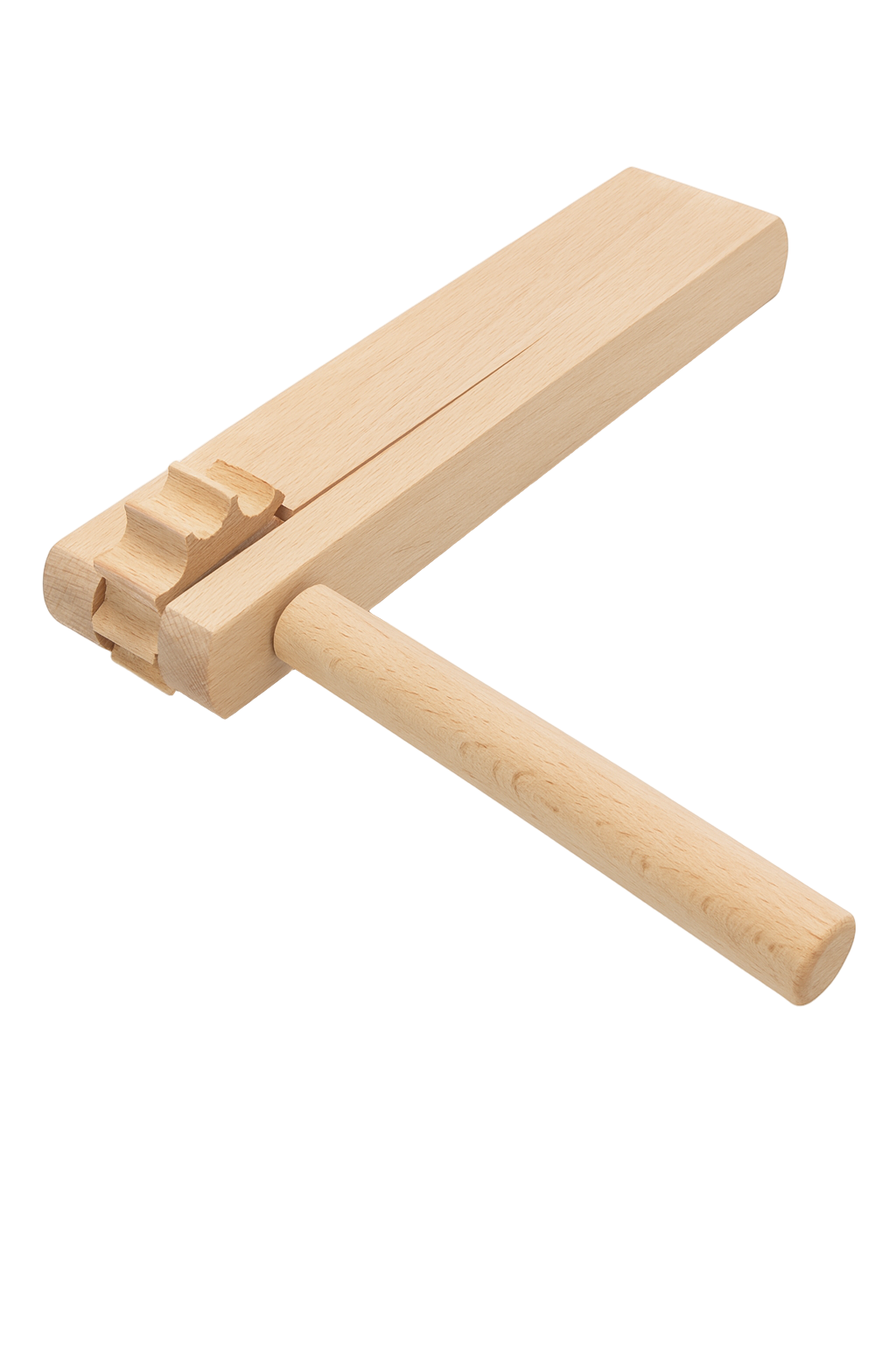 Duża kołatka drewniana, tradycyjna terkotka używana przez naganiaczy i myśliwych. Wykonana z jasnego drewna bukowego, z długim uchwytem i zębatym mechanizmem. Ułożona na białym tle, sfotografowana w poziomie, w naturalnym świetle