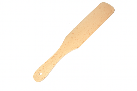 Drewniana łopatka kuchenna wykonana z naturalnego drewna bukowego w jasnym, naturalnym kolorze. Długość 24,5 cm, szerokość części roboczej 4,5 cm. Gładko szlifowana, z otworem w rączce – idealna do obracania i serwowania potraw – Chłopcy z Rancza / Ranch Boys.