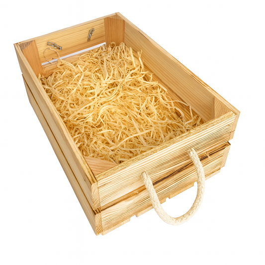 Dekoracyjna skrzynka prezentowa z opalanego drewna sosnowego, wypełniona naturalną wełną drzewną — idealna do eleganckiego pakowania upominków, win lub produktów rzemieślniczych.