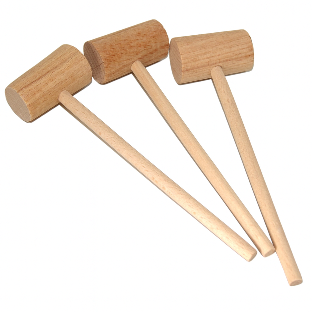 Trzy mini młotki drewniane ułożone na białym tle, każdy z gładką rączką i cylindryczną główką z naturalnego drewna bukowego – idealne do zabawy, majsterkowania lub jako element kuchenny.
