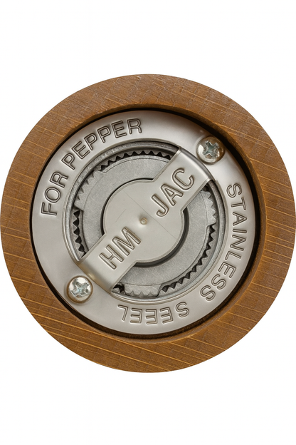 Mechanizm mielenia młynka do pieprzu ze stali nierdzewnej JAC HINA, zamocowany w solidnej, drewnianej obudowie – widok z dołu, wyraźne detale stalowych zębów i śrub mocujących,