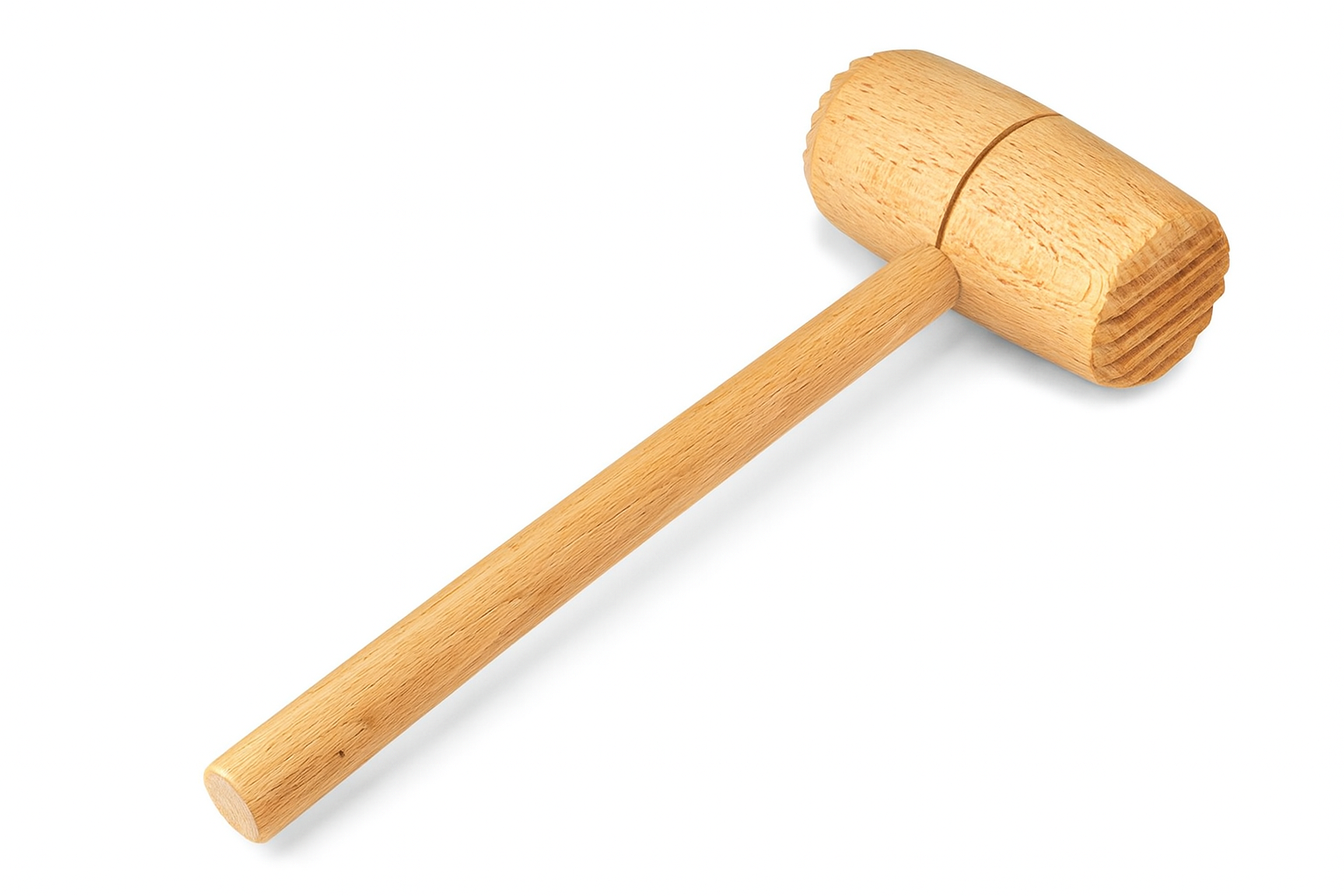Młotek drewniany do mięsa o długości 29 cm, wykonany z naturalnego drewna bukowego. Posiada ergonomiczny, okrągły kształt i precyzyjnie żłobioną głowicę z obu stron – idealny do rozbijania kotletów i innych mięs. Niezastąpiony pomocnik w każdej kuchni.