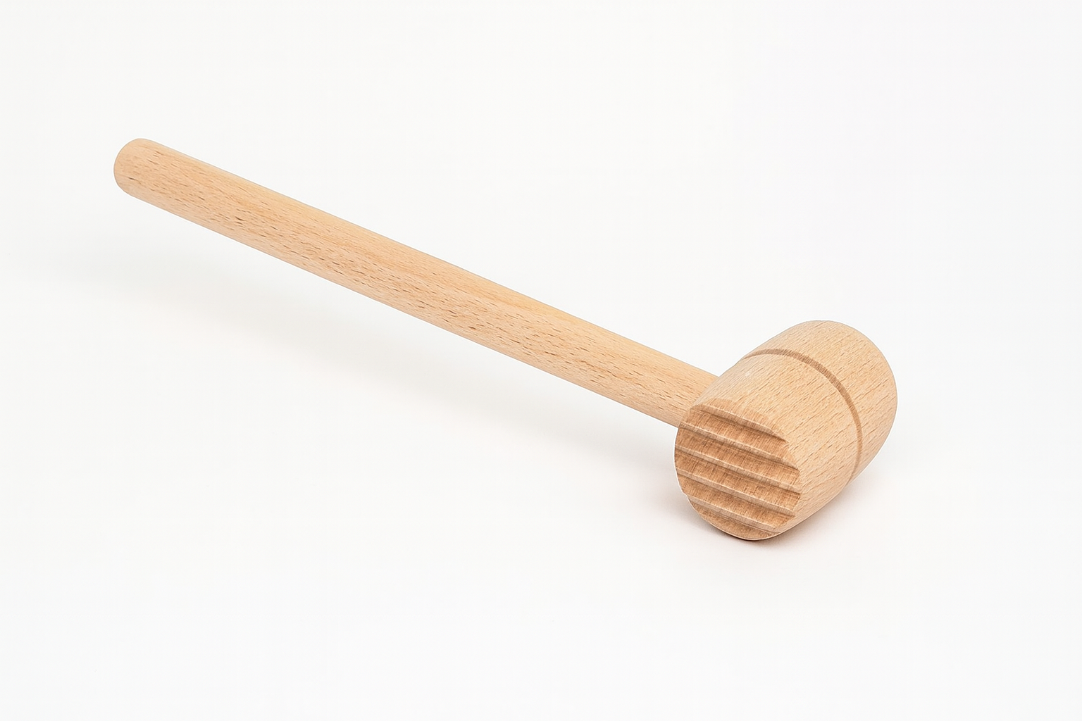 Drewniany tłuczek do mięsa z bukowego drewna, o gładkim trzonku i ryflowanej powierzchni roboczej, sfotografowany na białym tle. Produkt ekologiczny, idealny do rozbijania mięsa w kuchni.