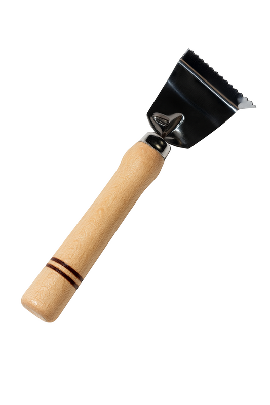 Skrobak kuchenny do ryb – stal nierdzewna i drewniany uchwyt bukowy, ergonomiczny kształt i ząbkowana krawędź do skutecznego usuwania łusek