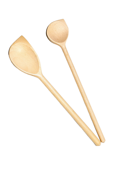 Zestaw dwóch drewnianych łyżek kuchennych z bukowego drewna na białym tle – jedna owalna, druga okrągła, ułożone krzyżowo z zachowanymi naturalnymi detalami i fakturą drewna.