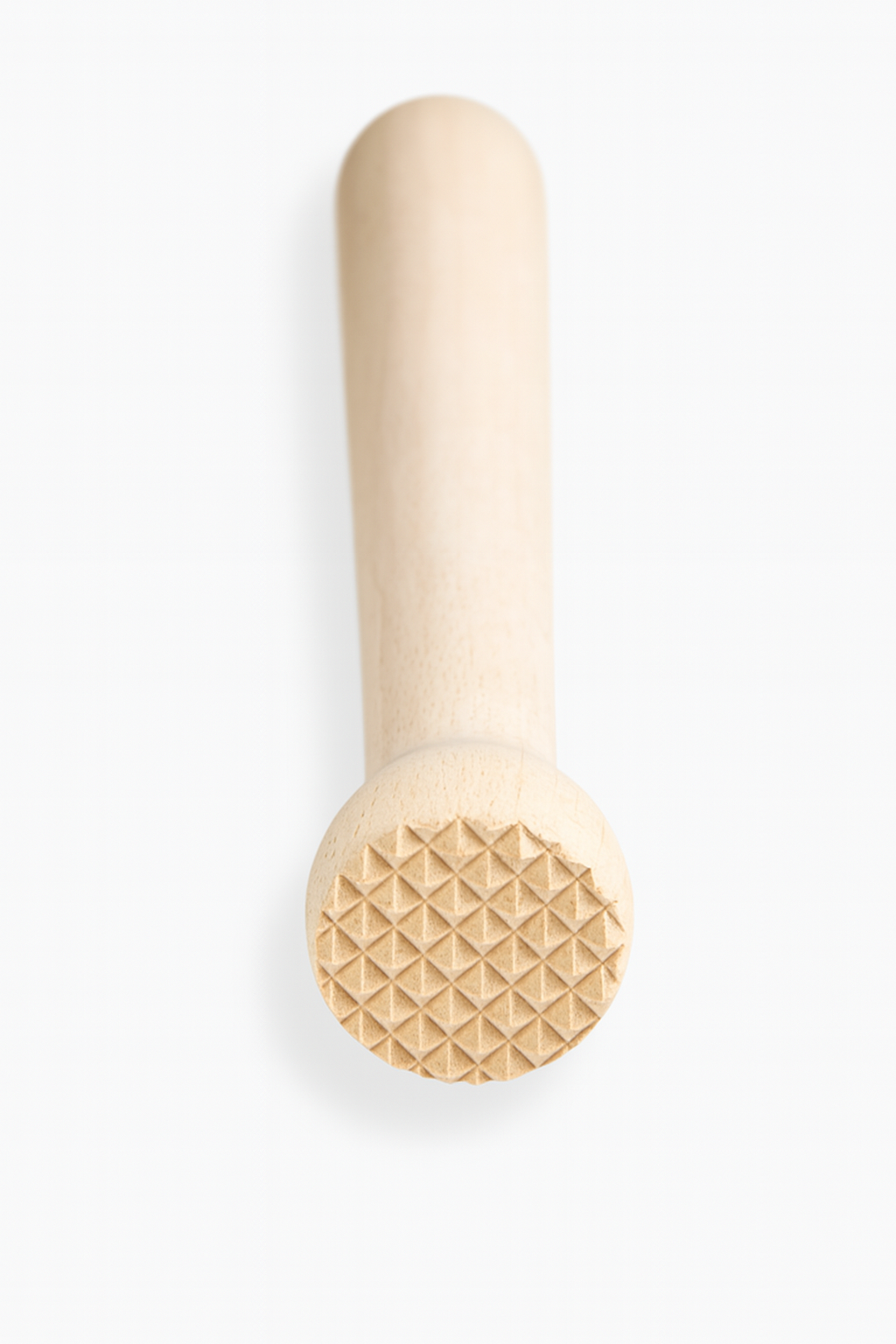 Drewniany tłuczek barmański z gładką rączką i ryflowaną końcówką do rozgniatania owoców i przypraw – wykonany z naturalnego drewna bukowego, widok od czoła na białym tle.