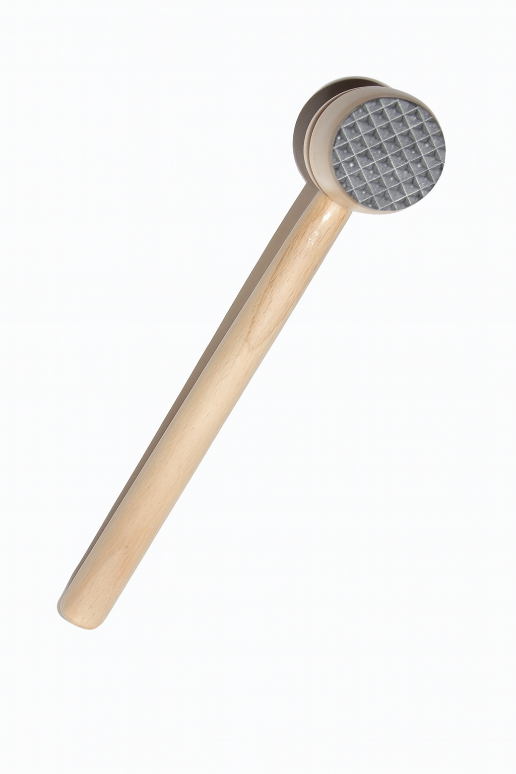 Drewniany tłuczek do mięsa z metalową powierzchnią roboczą w kratkę – solidne narzędzie kuchenne na białym tle, idealne do rozbijania mięsa i przygotowywania potraw.