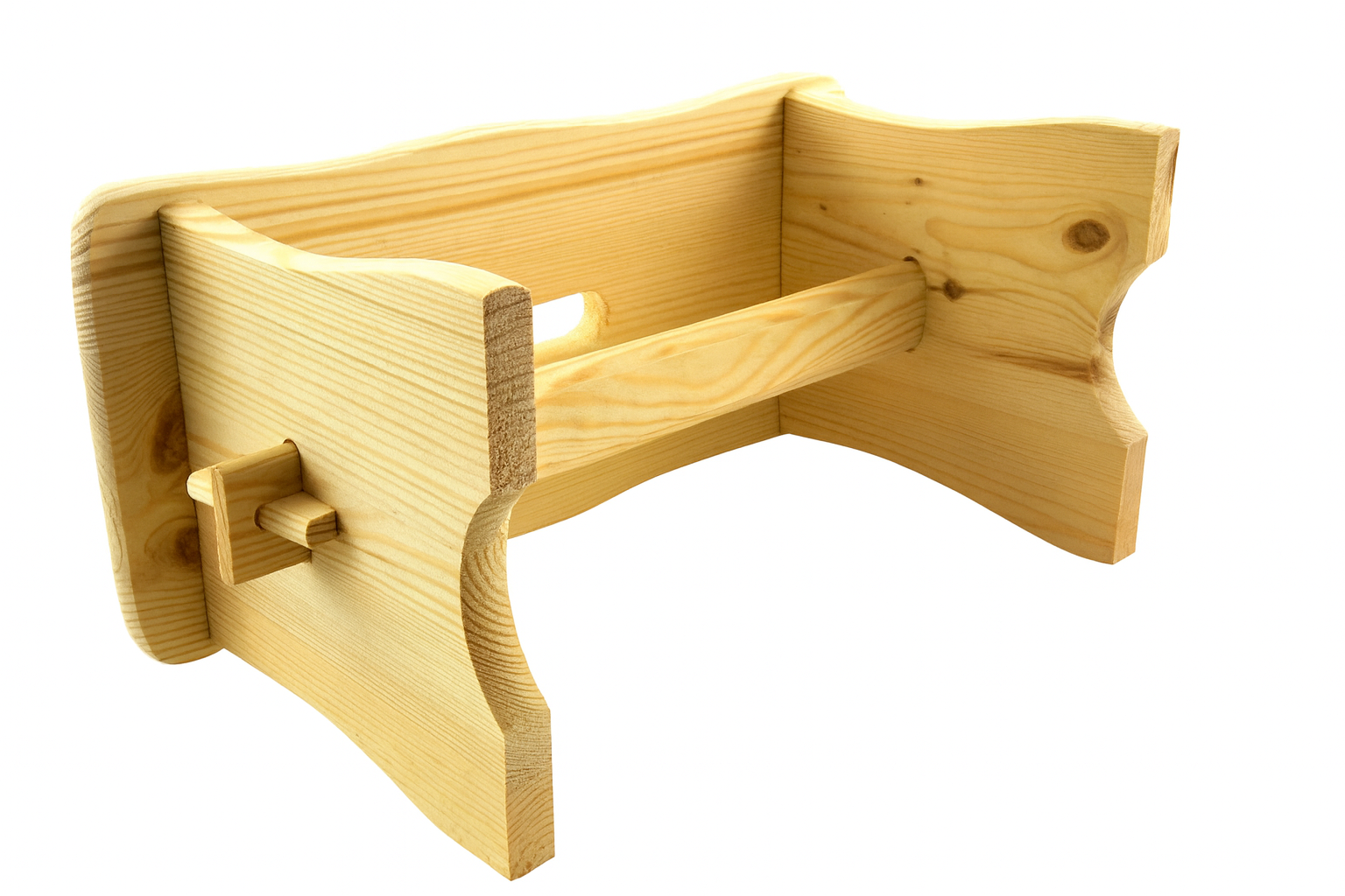 Drewniana ryczka do dojenia – solidny, ręcznie wykonany stołek z naturalnego drewna sosnowego, o klasycznym rustykalnym kształcie i gładkim wykończeniu. Idealny do gospodarstwa, warsztatu lub jako dekoracyjny element wnętrza w stylu wiejskim.