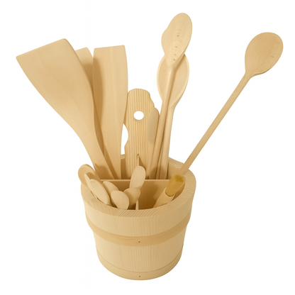 Zestaw drewnianych przyborów kuchennych w naturalnym kolorze, umieszczonych w okrągłym pojemniku przypominającym miniaturowe wiaderko z drewna. W zestawie znajdują się różne łyżki, łopatki i pędzelek, ułożone pionowo.