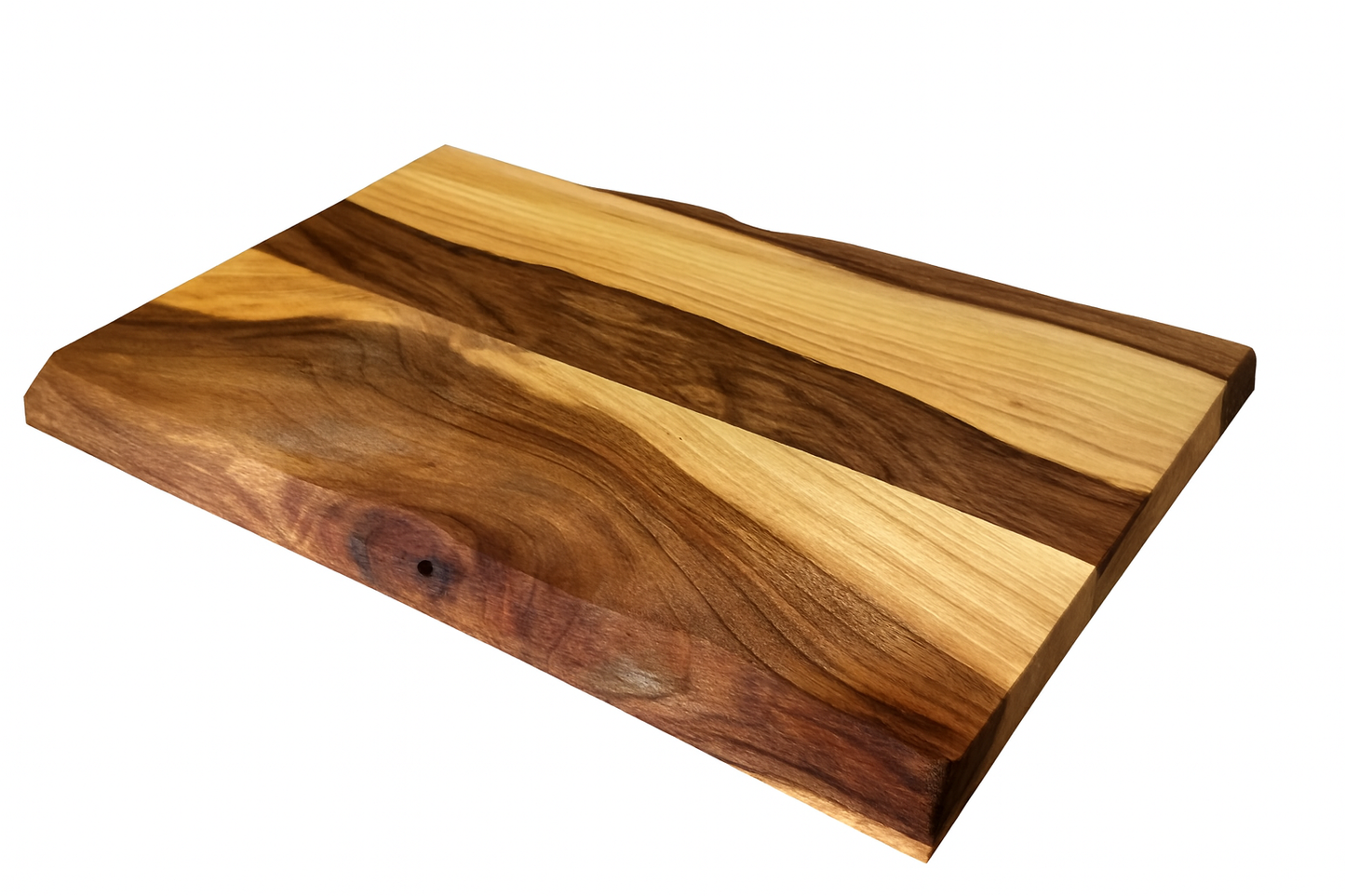 Mała drewniana deska do krojenia i siekania wykonana z orzecha, prezentująca naturalne kontrasty jasnych i ciemnych słojów drewna. Prosty, elegancki kształt i gładko wykończone krawędzie podkreślają jej funkcjonalność i estetykę – idealny dodatek do każdej kuchni.