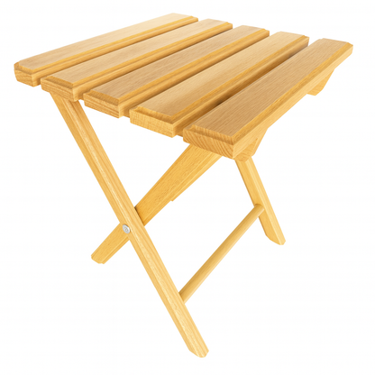 Składane drewniane krzesło lakierowane w naturalnym kolorze drewna, przedstawione na białym tle – solidna, lekka konstrukcja z listwowym siedziskiem i stabilnymi nogami w kształcie litery X