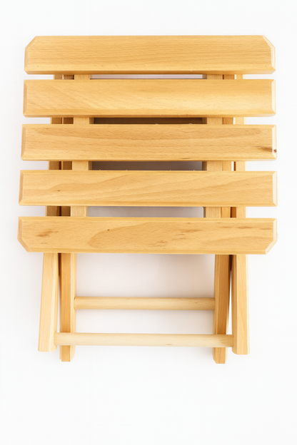 Składane krzesełko drewniane z naturalnego buku, widok z góry. Prosty, solidny model o gładkim wykończeniu i widocznym usłojeniu drewna, idealny jako siedzisko turystyczne lub ogrodowe.”