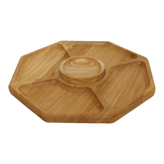 Dębowa deska do serwowania w kształcie plastra miodu z czterema przegródkami i centralną miseczką na sosy – elegancka, naturalnie wykończona powierzchnia z widocznym usłojeniem dębu, idealna do podawania przekąsek, dipów i przystawek.