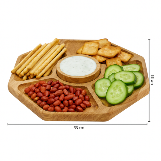 Dębowa deska do serwowania przekąsek o ośmiokątnym kształcie, wypełniona paluszkami, krakersami, plasterkami ogórka, orzeszkami oraz sosem ziołowym w centralnej miseczce – idealna do podawania dipów i przystawek.