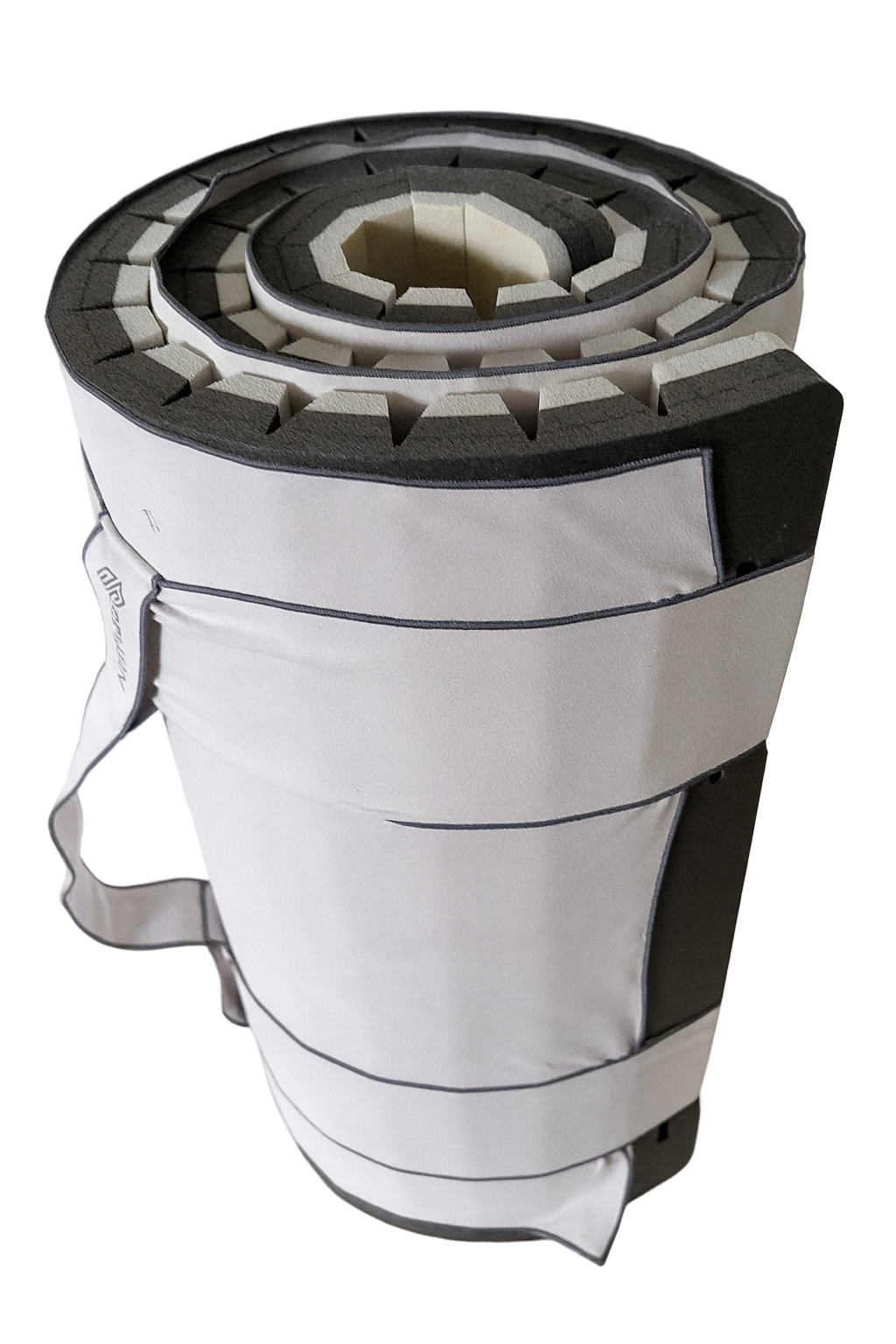 Komfortowa i praktyczna mata turystyczna w rolce – idealna na każdą wyprawę, wykonana z trwałej pianki z wygodnym paskiem do przenoszenia.