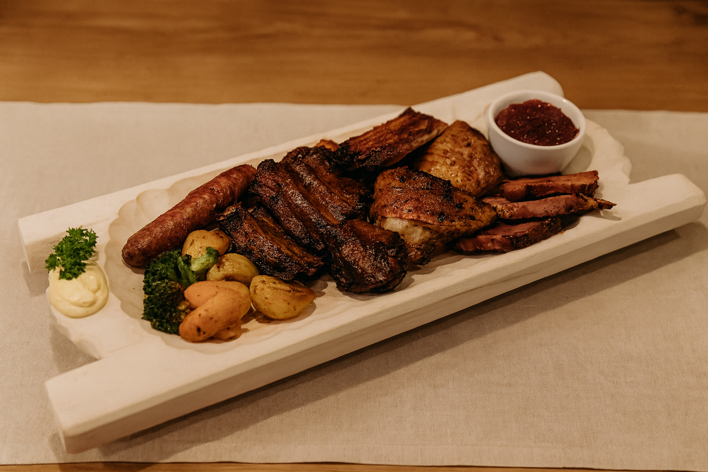 Duże koryto drewniane o wymiarach 35×80 cm, wypełnione biesiadnym zestawem potraw: żeberka, kiełbasa, boczek, pieczony drób, ziemniaki, warzywa i sos w miseczce. Scena w karczmie na drewnianym stole z lnianym obrusem, ciepłe światło, rustykalny klimat.