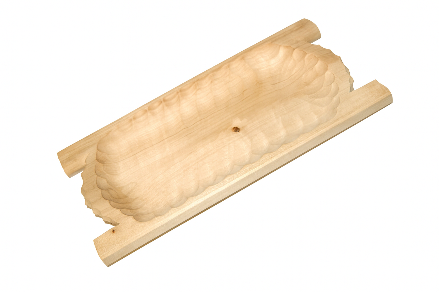 Ręcznie rzeźbione drewniane koryto w kolorze jasnego lipowego drewna, o owalnym kształcie z dekoracyjnymi żłobieniami.