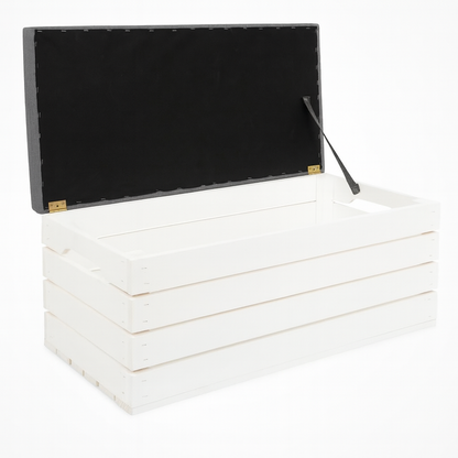 Elegancka biała skrzynia drewniana z funkcją siedzenia i pojemnym schowkiem, wykonana z drewna sosnowego, o wymiarach 80×40×35 cm. Pokrywa otwarta, ukazuje wnętrze skrzyni – idealna do przechowywania w domu lub na tarasie.