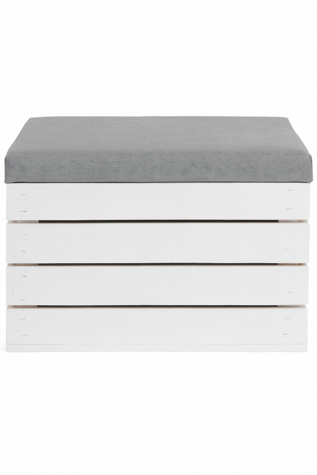 Biała skrzynia drewniana z szarym siedziskiem tapicerowanym, wykonana z desek w układzie poziomym. Minimalistyczny styl, idealna jako pufa lub pojemnik do przechowywania w domu. Zdjęcie produktowe na białym tle, frontowy widok, pełny kadr.