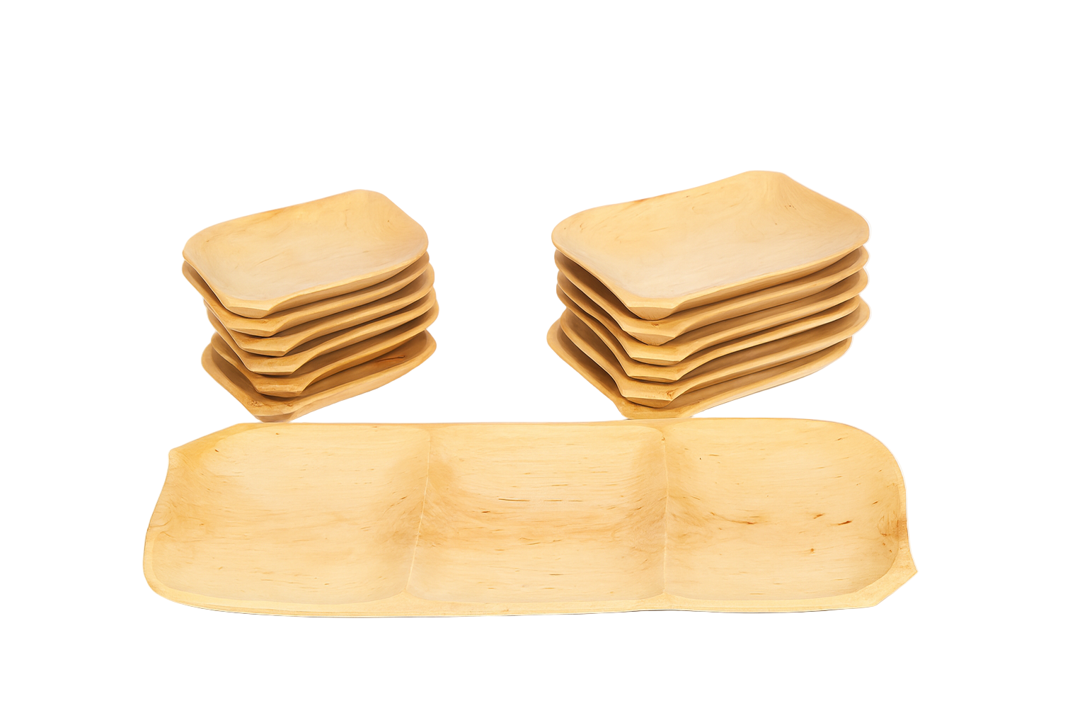 Zestaw drewnianych talerzy i miseczek w naturalnym kolorze bukowym, ustawionych na białym tle. Na pierwszym planie duża, trzykomorowa taca, a za nią dwa równe stosy mniejszych, prostokątnych misek o zaokrąglonych brzegach. Produkt ręcznie wykonany, idealny do serwowania przystawek lub dań w stylu rustykalnym.