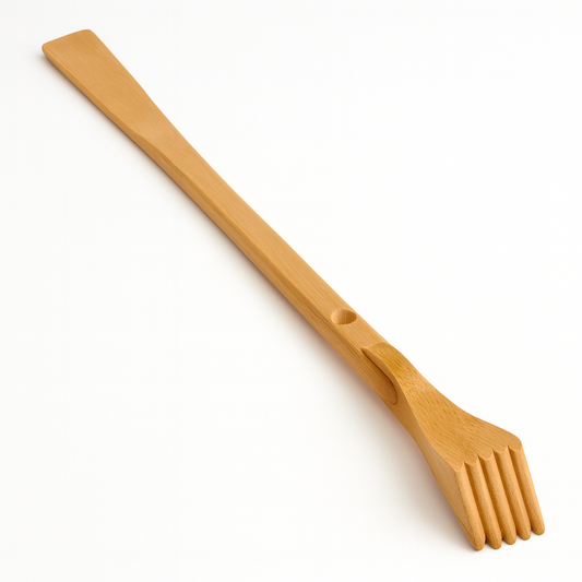 Drewniany drapak do pleców z naturalnego drewna bukowego, prosty i gładki, zakończony rękojeścią w kształcie dłoni z palcami, idealny do codziennego użytku i relaksu – Chłopcy z Rancza / Ranch Boys