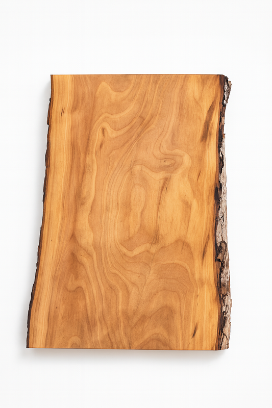 Deska premium z jabłoni o naturalnym usłojeniu i żywych krawędziach, produkt fotograficzny na białym tle.