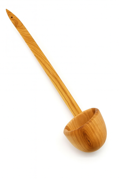 Duża Chochla Drewniana 53 cm – Ręcznie wykonana warzecha z drewna czereśniowego o naturalnym usłojeniu, z głęboką, zaokrągloną miseczką i długim trzonkiem. Idealna do kotła, kuchni polowej i gotowania na świeżym powietrzu. Chłopcy z Rancza.