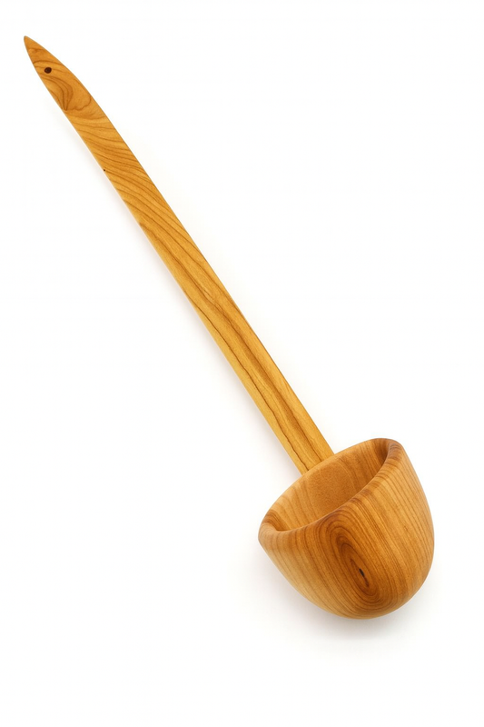 Duża Chochla Drewniana 53 cm – Ręcznie wykonana warzecha z drewna czereśniowego o naturalnym usłojeniu, z głęboką, zaokrągloną miseczką i długim trzonkiem. Idealna do kotła, kuchni polowej i gotowania na świeżym powietrzu. Chłopcy z Rancza.