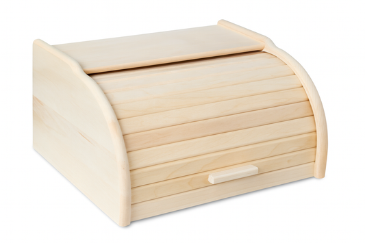 Drewniany chlebak kuchenny z rolowaną pokrywą, wykonany z jasnego, naturalnego drewna. Prosty i elegancki design z widocznym usłojeniem drewna, idealny do przechowywania pieczywa w rustykalnej lub nowoczesnej kuchni. Produkt Chłopcy z Rancza.