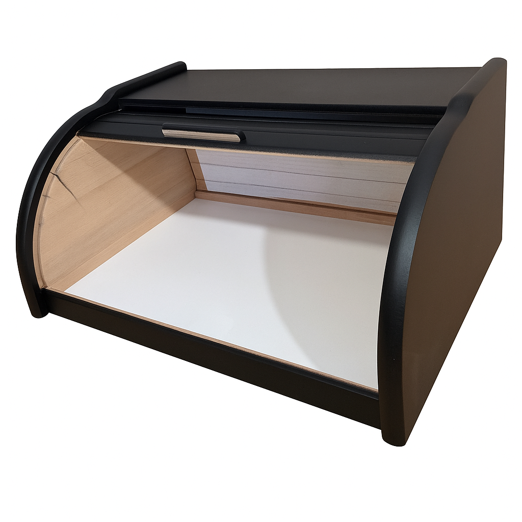Czarny drewniany chlebak z roletową pokrywą, otwarty, z widocznym wnętrzem w naturalnym kolorze drewna i białym dnem – elegancki, nowoczesny design marki Chłopcy z Rancza.