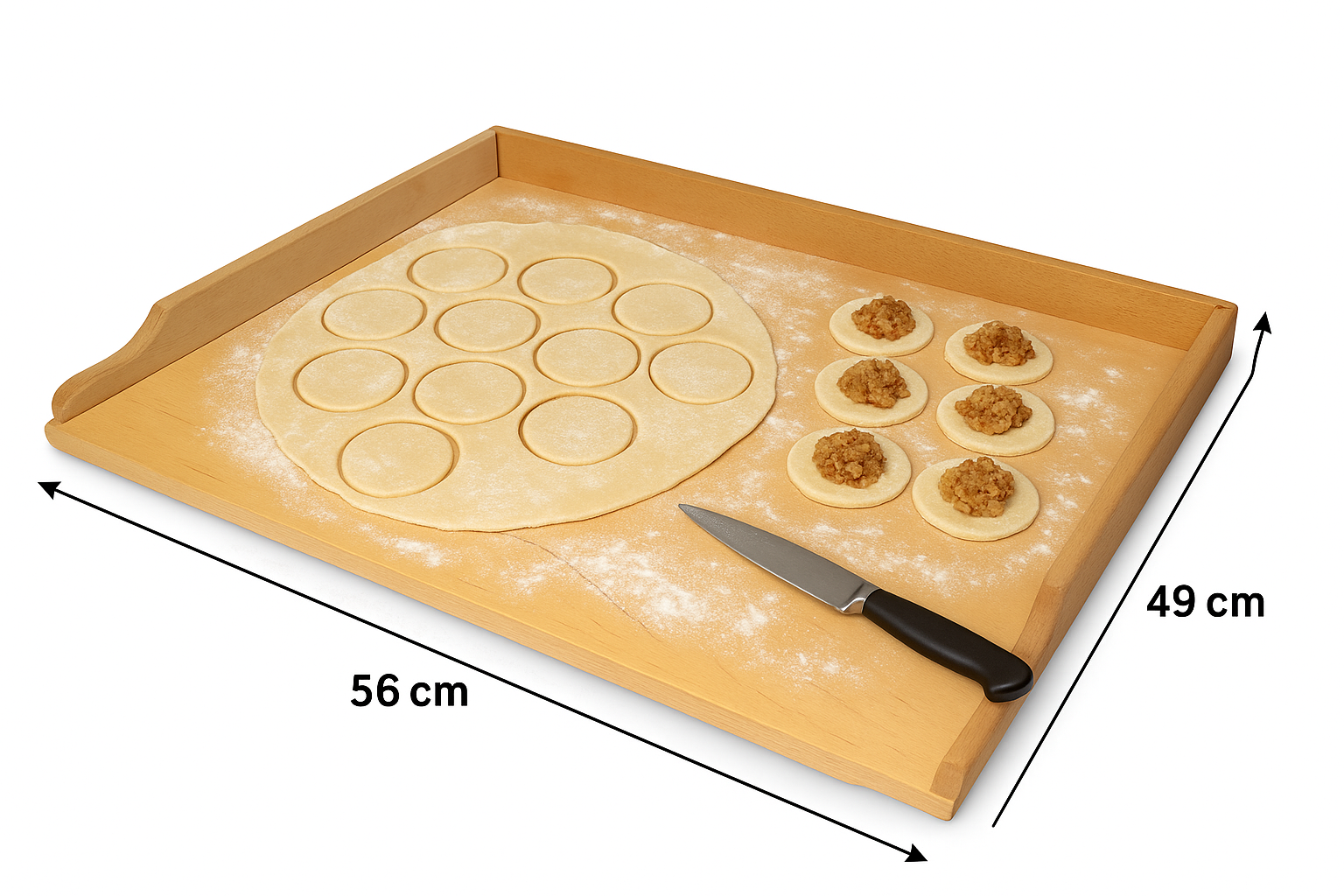Drewniana stolnica do pierogów o wymiarach 56 × 49 cm, lekko oprószona mąką. Na lewej stronie rozwałkowane ciasto z wyciętymi krążkami, a po prawej krążki z farszem gotowe do lepienia pierogów. Na przodzie stolnicy leży nóż kuchenny. Produkt marki Chłopcy z Rancza.
