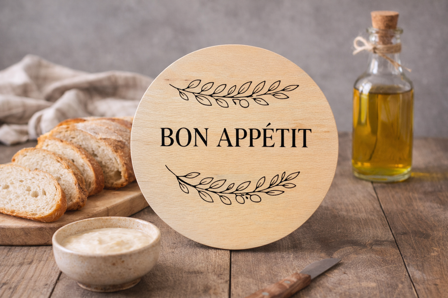 Bukowa deska z grawerem BON APPÉTIT – okrągła deska do serwowania 20 cm
