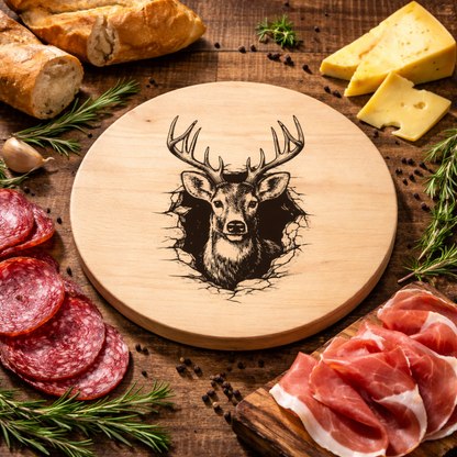 okrągła drewniana deska 20 cm z grawerem jelenia użyta do serwowania wędlin i sera